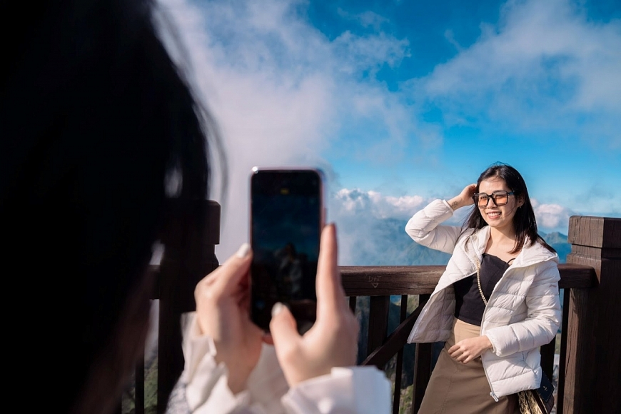 Du khách đến Sa Pa mùa này dễ dàng bắt gặp những biển mây trắng (Ảnh: Bảo Long)