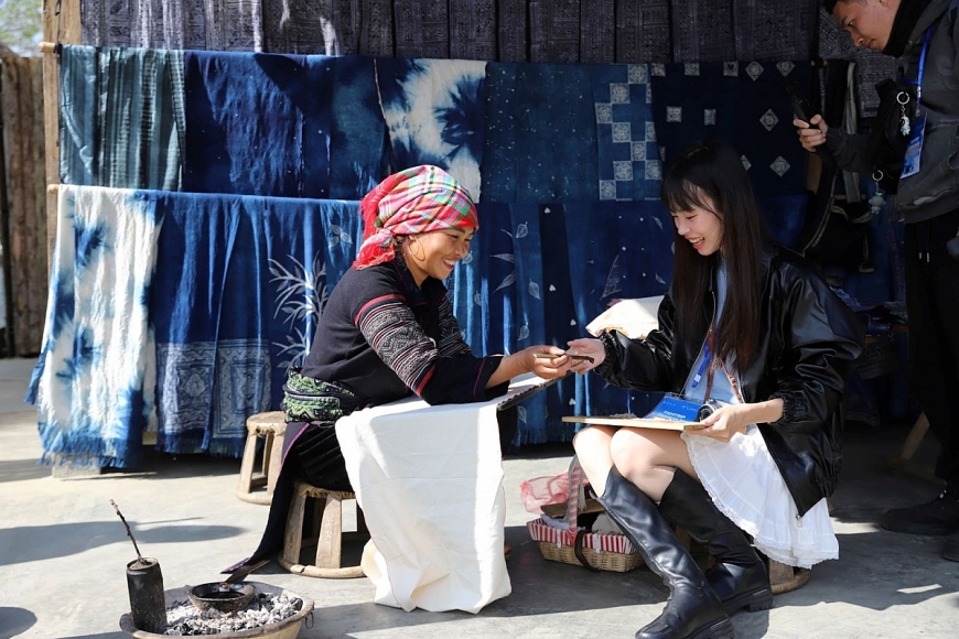 Du khách tham gia trải nghiệm văn hóa làng nghề tại bản Mây Fansipan (Ảnh: Bảo Long)