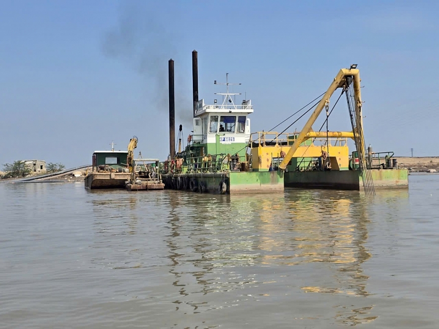 Máy hút bùn hoạt động liên tục hút bùn, cát, đất từ kênh Cái Tráp đưa lên đầm phơi khô.