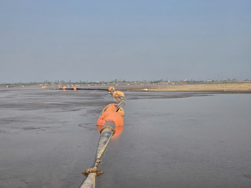 Hệ thống đường ống từ máy hút bùn, đất được đưa lên bờ tập kết có diện tích hàng chục ha