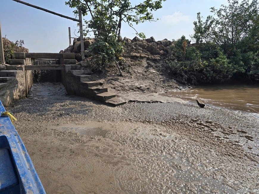 Nước mặn từ bãi bùn đất không qua xử lí tràn chảy qua cống đầm kênh Tráp Dài (thuộc địa phận xã Tiền Phong) gây ô nhiễm môi trường nước tác động đến các đầm nuôi trồng thủy sản trên địa bàn.
