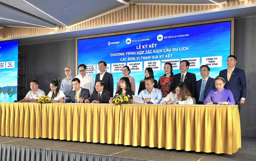 Đại diện một số doanh nghiệp du lịch ký cam kết thực hiện các gói kích cầu tại Quảng Ninh, trước sự chứng kiến của các Sở, ngành địa phương.