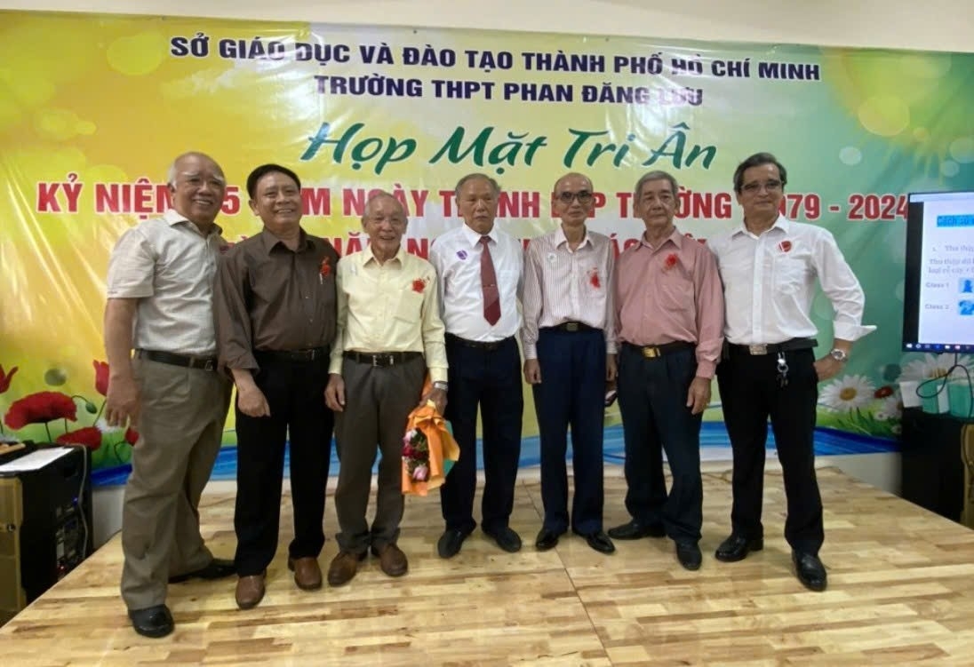 Kỷ niệm 45 năm thành lập Trường THPT Phan Đăng Lưu
