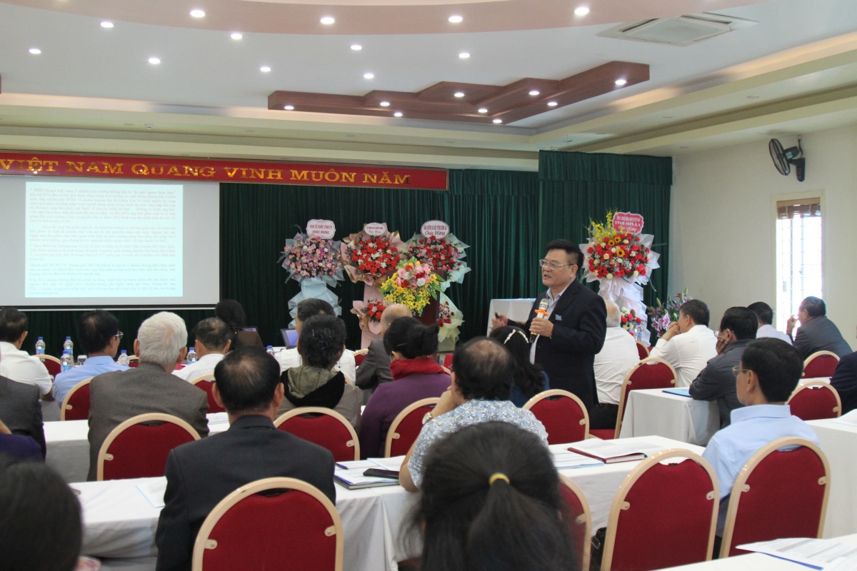 Ông Phạm Hữu Văn truyền đạt chuyên đề bảo vệ môi trường tại lớp tập huấn