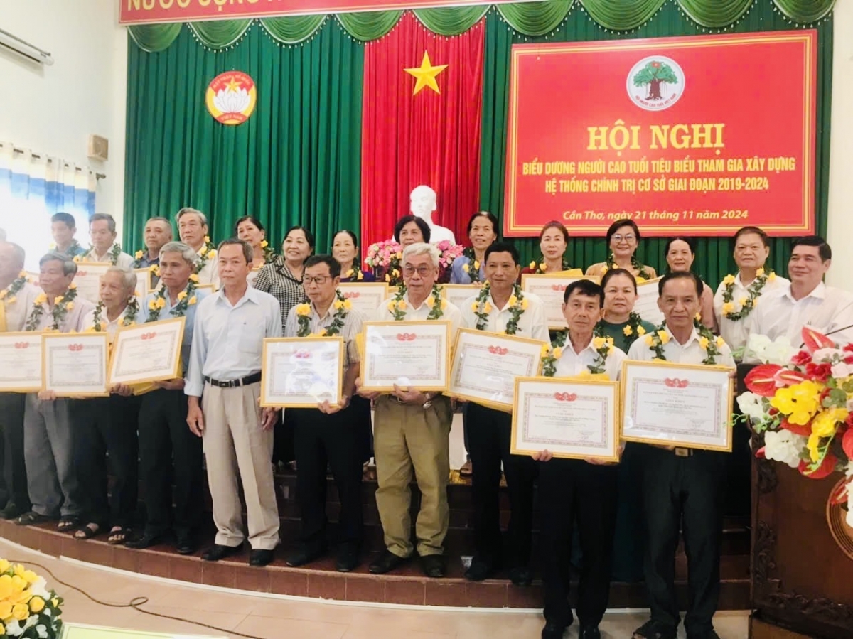 Biểu dương NCT tiêu biểu tham gia xây dựng hệ thống chính trị cơ sở