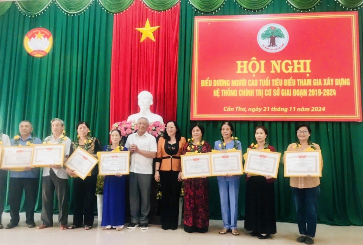 Biểu dương NCT tiêu biểu tham gia xây dựng hệ thống chính trị cơ sở