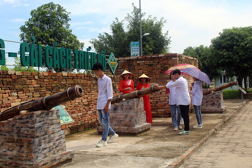 Các sản phẩm du lịch hấp dẫn du khách ở Thành nhà Hồ