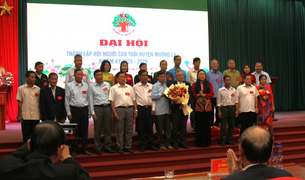 Lãnh đạo huyện Mường La tặng hoa Chúc mừng Ban Chấp hành Hội NCT huyện