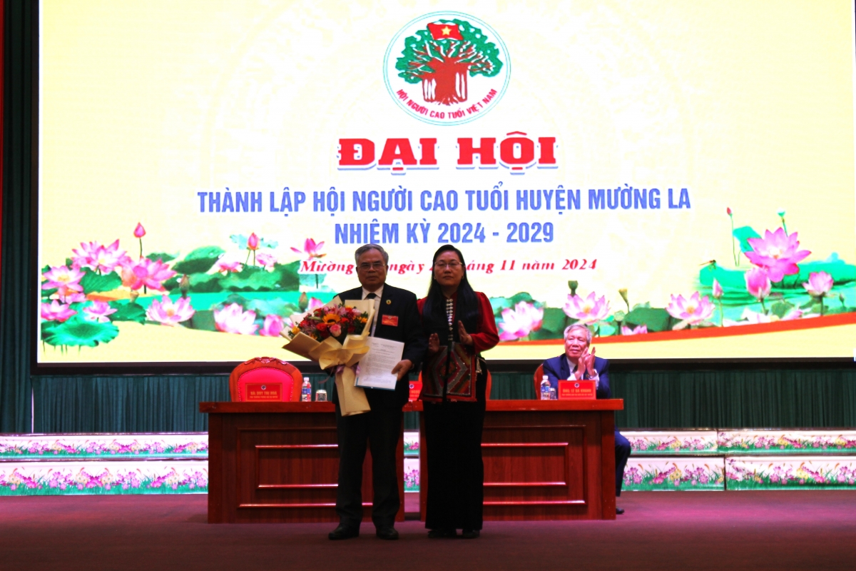 Trao Quyết định thành lập Hội NCT huyện Mường La