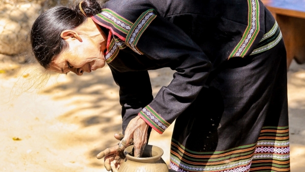 Gốm đen cổ khắc khoải đợi hồi sinh