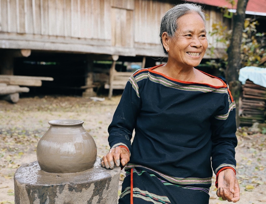 Nghệ nhân làm gốm thủ công với những bí quyết riêng để tạo ra sản phẩm độc đáo.
