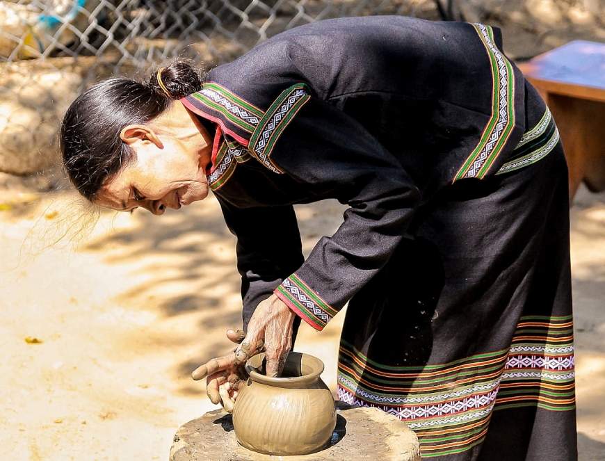 : Gốm Yang Tao hoàn toàn được chế tác thủ công.