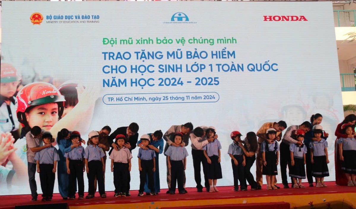 Honda Việt Nam phát động trao tặng mũ bảo hiểm cho học sinh lớp một khu vực phía Nam