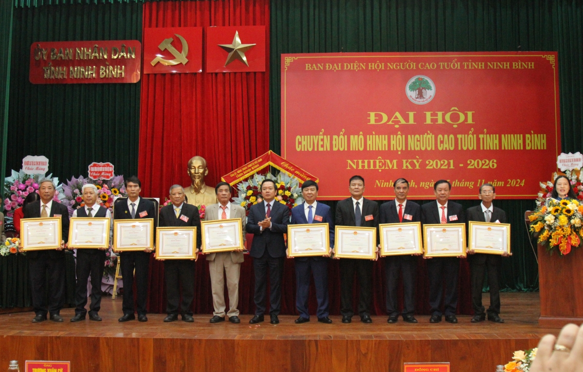 Chủ tịch UBND tỉnh Ninh Bình Phạm Quang Ngọc tặng Bằng khen cho các cá nhân xuất sắc