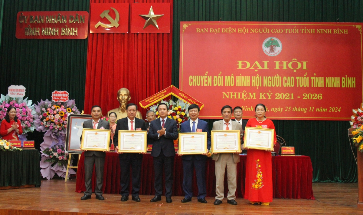 Chủ tịch UBND tỉnh Ninh Bình Phạm Quang Ngọc tặng Bằng khen cho các tập thể xuất sắc