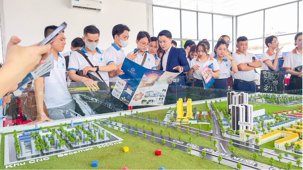 Sa bàn dự án Alana City giúp nhà đầu tư hình dung được các tiềm năng tăng trưởng của 14 căn shophouse độc bản mặt tiền đường ĐT.741 