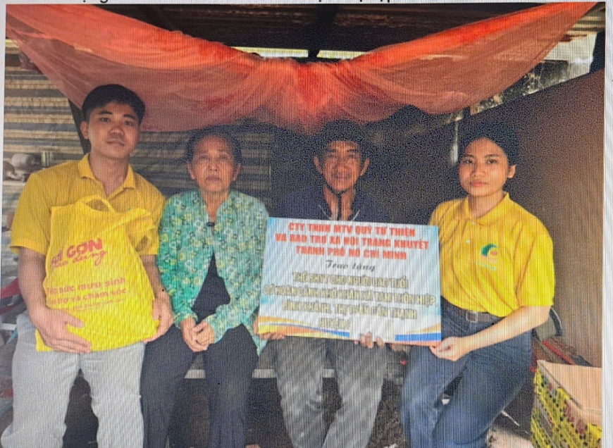 Qũy Trăng Khuyết tặng 17 thẻ BHYT cho lao động cao tuổi ở huyện Cần Giờ