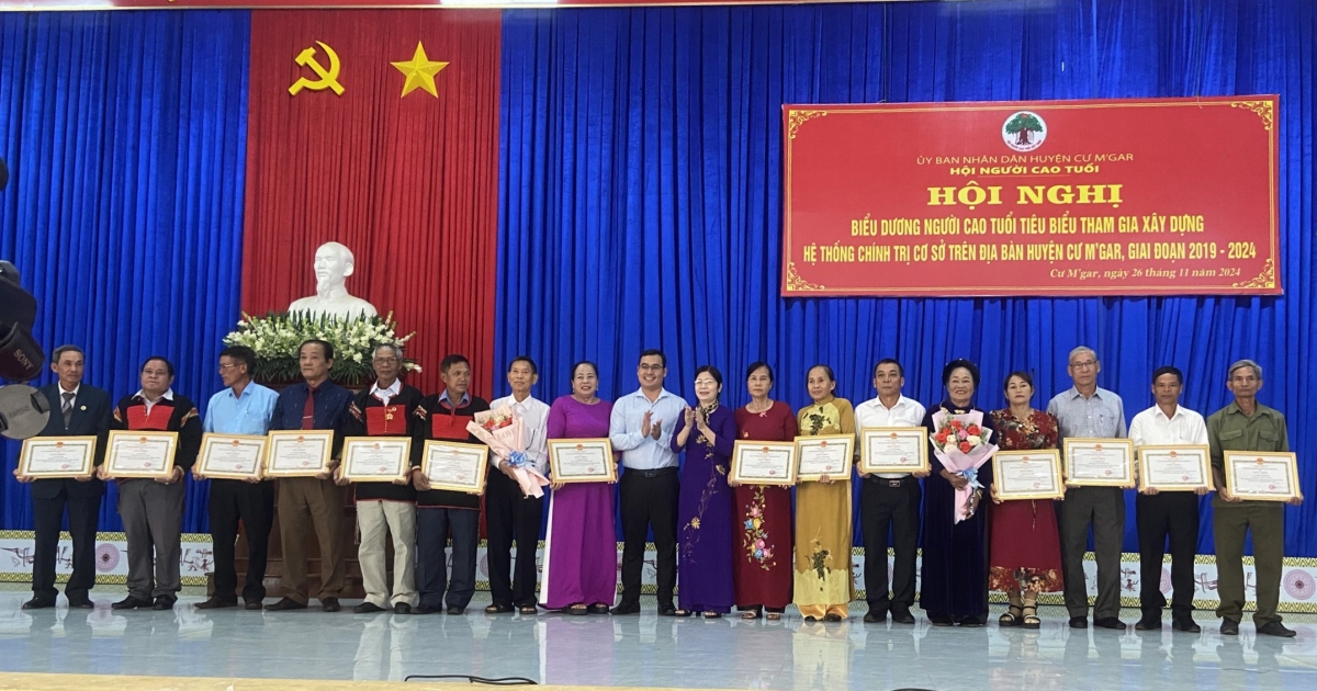 Trao Giấy khen tôn vinh NCT tiêu biểu xây dựng hệ thống chính trị cơ sở huyện Cư M'gar 