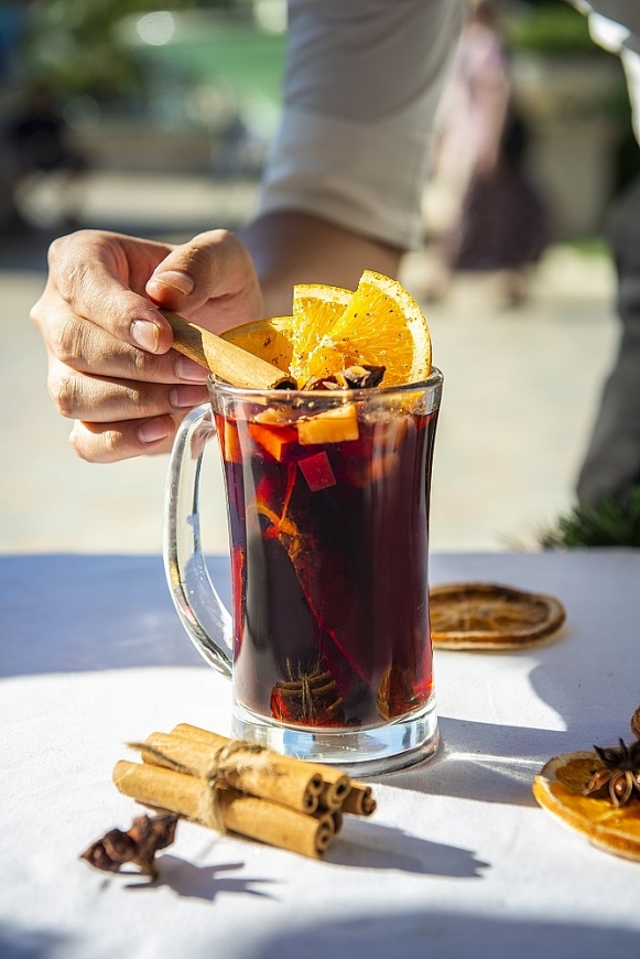 Thưởng thức rượu vang nóng (Mulled Wine) là trải nghiệm Giáng sinh không thể bỏ lỡ. Ảnh: VinWonders.