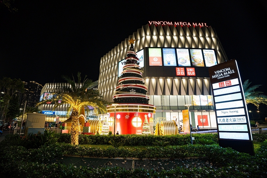 Cây thông Noel khổng lồ cao 17m tại Vincom Mega Mall Grand Park. Ảnh: Vinhomes Grand Park.