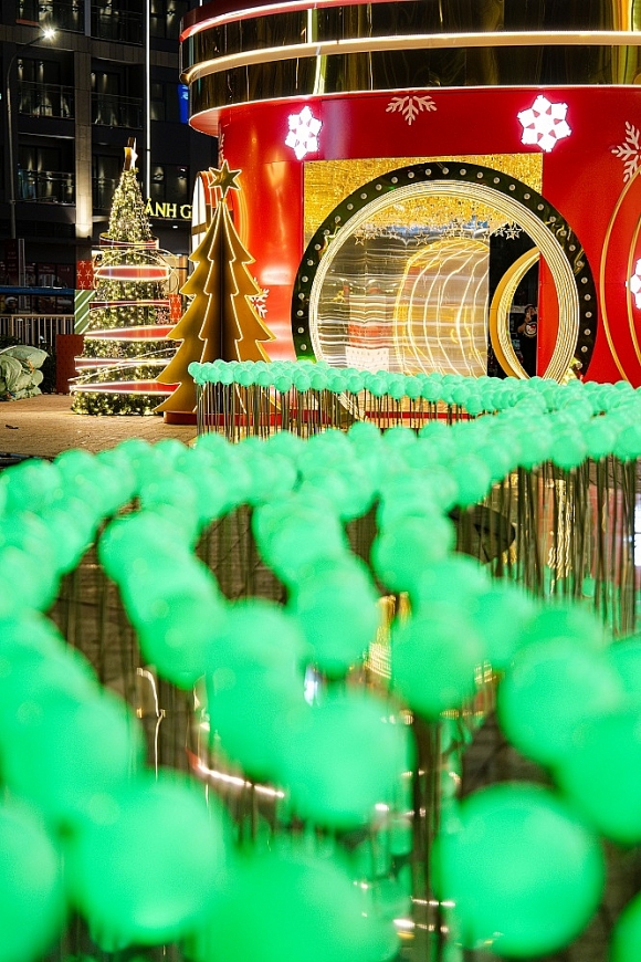 Con đường ánh sáng rực rỡ sắc màu. Ảnh: Vinhomes Grand Park.