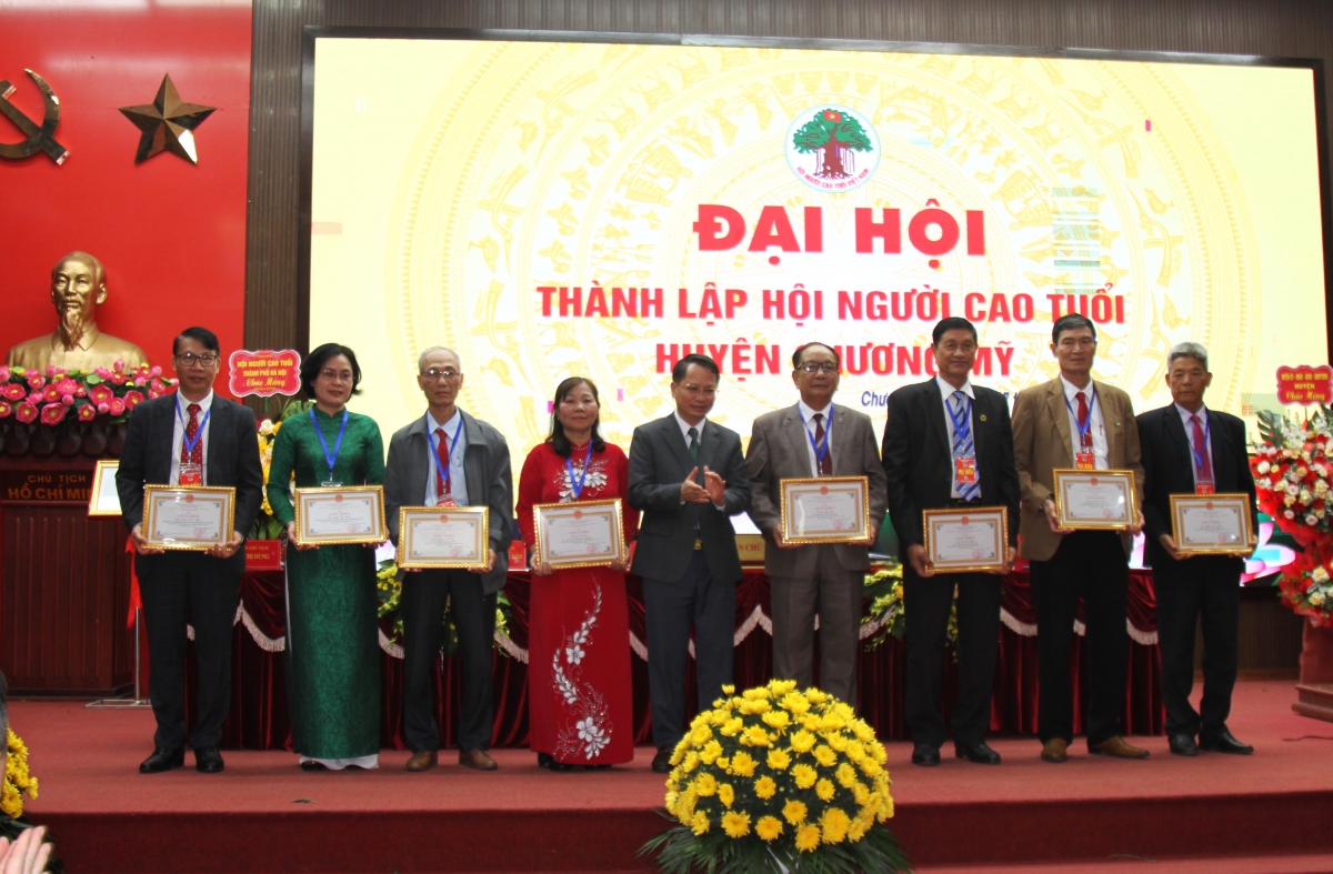 Trao Giấy khen của Chủ tịch UBND huyện Chương Mỹ cho các cá nhân xuất sắc
