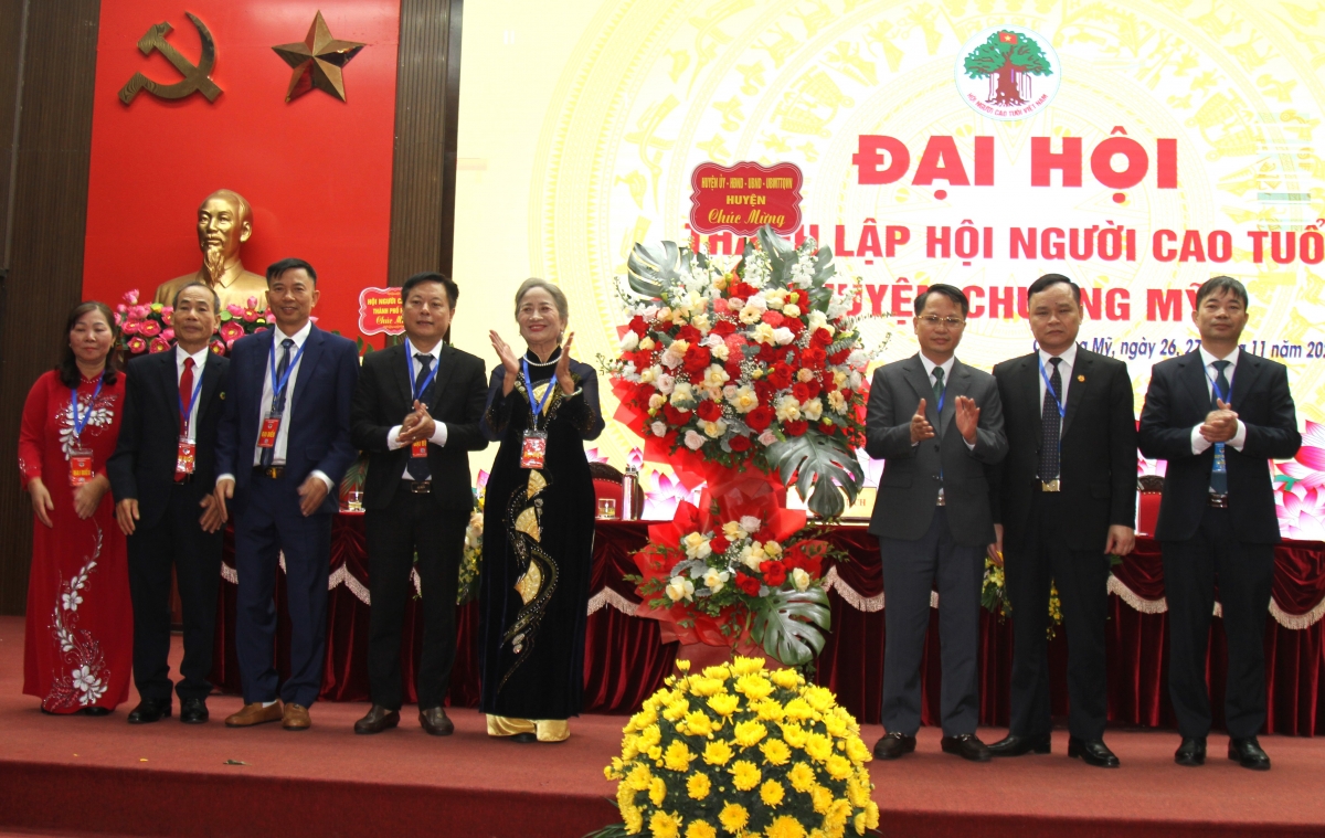 Lãnh đạo huyện Chương Mỹ tặng hoa chúc mừng Đại hội