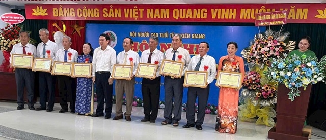 Phó Chủ tịch UBND tỉnh Kiên Giang trao bằng khen của UBND tỉnh cho 30 cá nhân tiêu biểu trong phong trào NCT tham gia xây dựng hệ thống chính trị ở cơ sở giai đoạn 2019 - 2024.