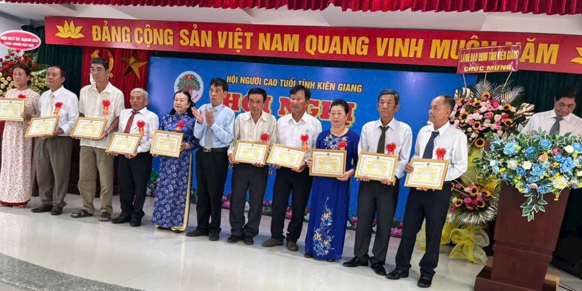 Hội NCT  tỉnh trao 75 Giấy khen cho các cá nhân tiêu biểu trong phong trào NCT tham gia xây dựng hệ thống chính trị ở cơ sở giai đoạn 2019 - 2024.