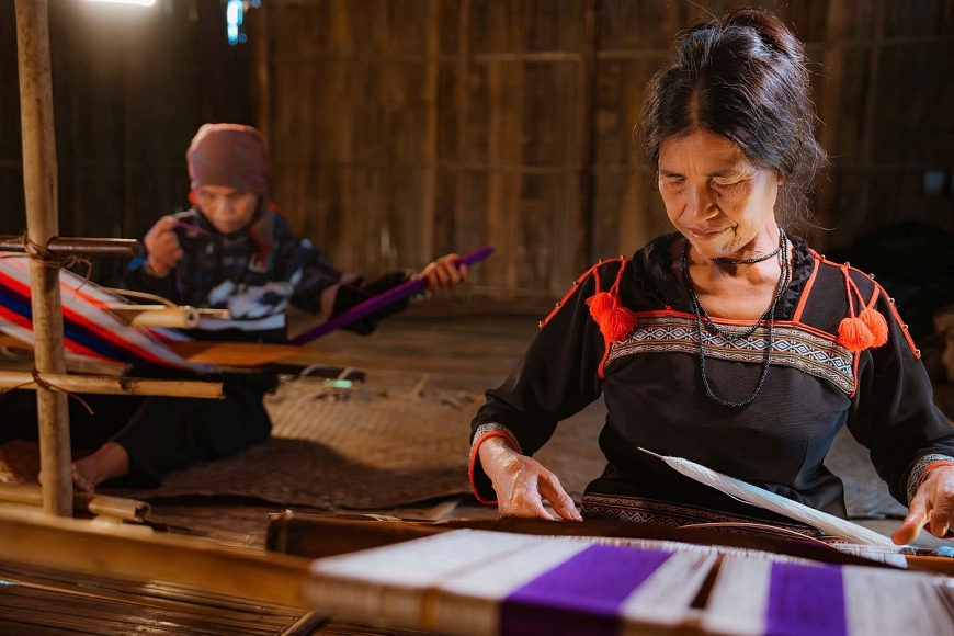  Nghề dệt thổ cẩm truyền thống được gìn giữ, phát huy ở Măng Bút.