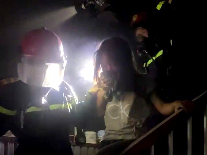 Hải Phòng: Cứu 2 người khỏi đám cháy trong đêm