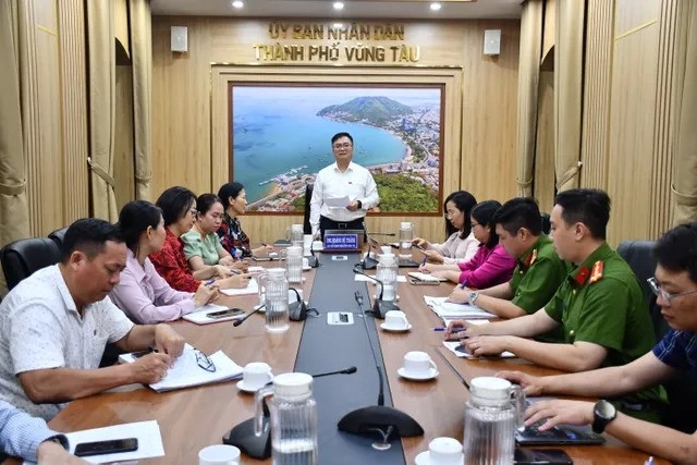 Chủ tịch UBND TP. Vũng Tàu Hoàng Vũ Thảnh chủ trì cuộc họp với các phòng, ban để điều tra nguyên nhân vụ ngộ độc thực phẩm.