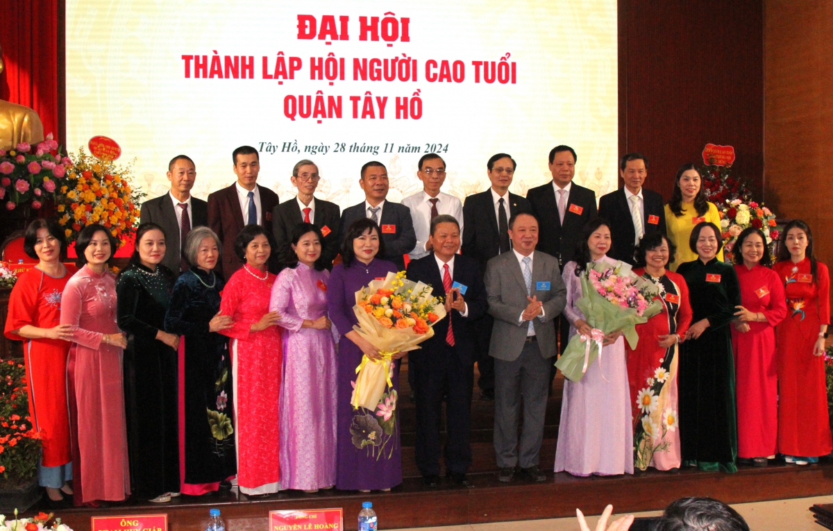 Lãnh đạo Hội NCT TP Hà Nội và lãnh đạo quận Tây Hồ tặng hoa chúc mừng Ban Chấp hành Hội NCT quận