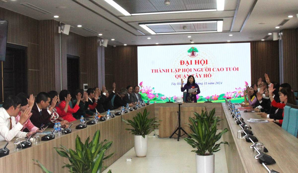 Quang cảnh Hội nghị Ban Chấp hành lấn thứ nhất