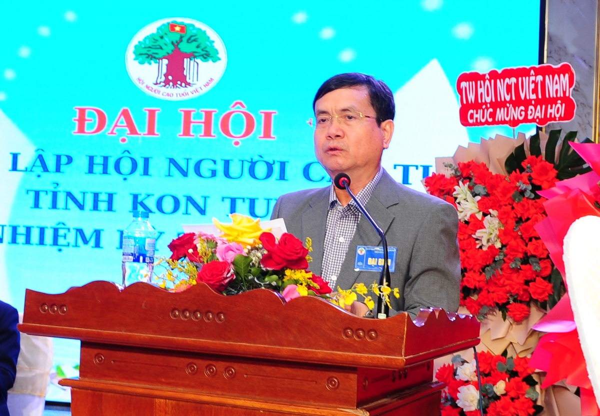 Ông Trần Hữu Tháp phát biểu Ông Trần Hữu Tháp phát biểu