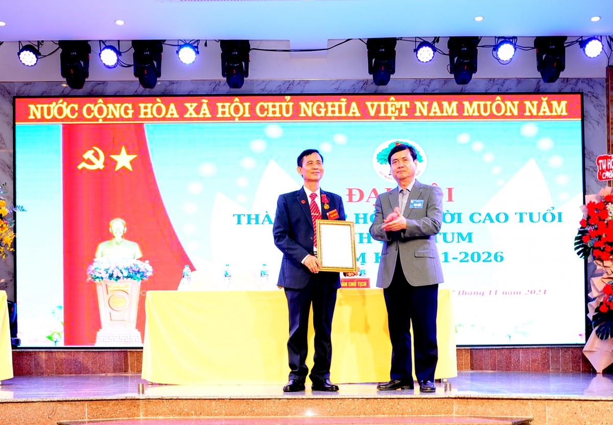 Trao quyết định thành lập Hội NCT tỉnh Kon Tum Trao quyết định thành lập Hội NCT tỉnh Kon Tum