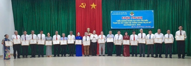 Đại diện lãnh đạo UBND tỉnh khen thưởng NCT tiêu biểu tham gia xây dựng hệ thống chính trị ở cơ sở giai đoạn 2019 - 2024.