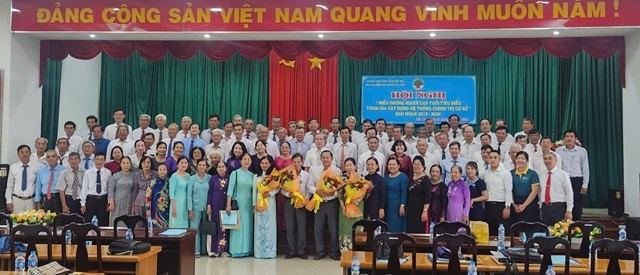 Các đại biểu tham dự chụp ảnh lưu niệm cùng BĐD Hội NCT tỉnh