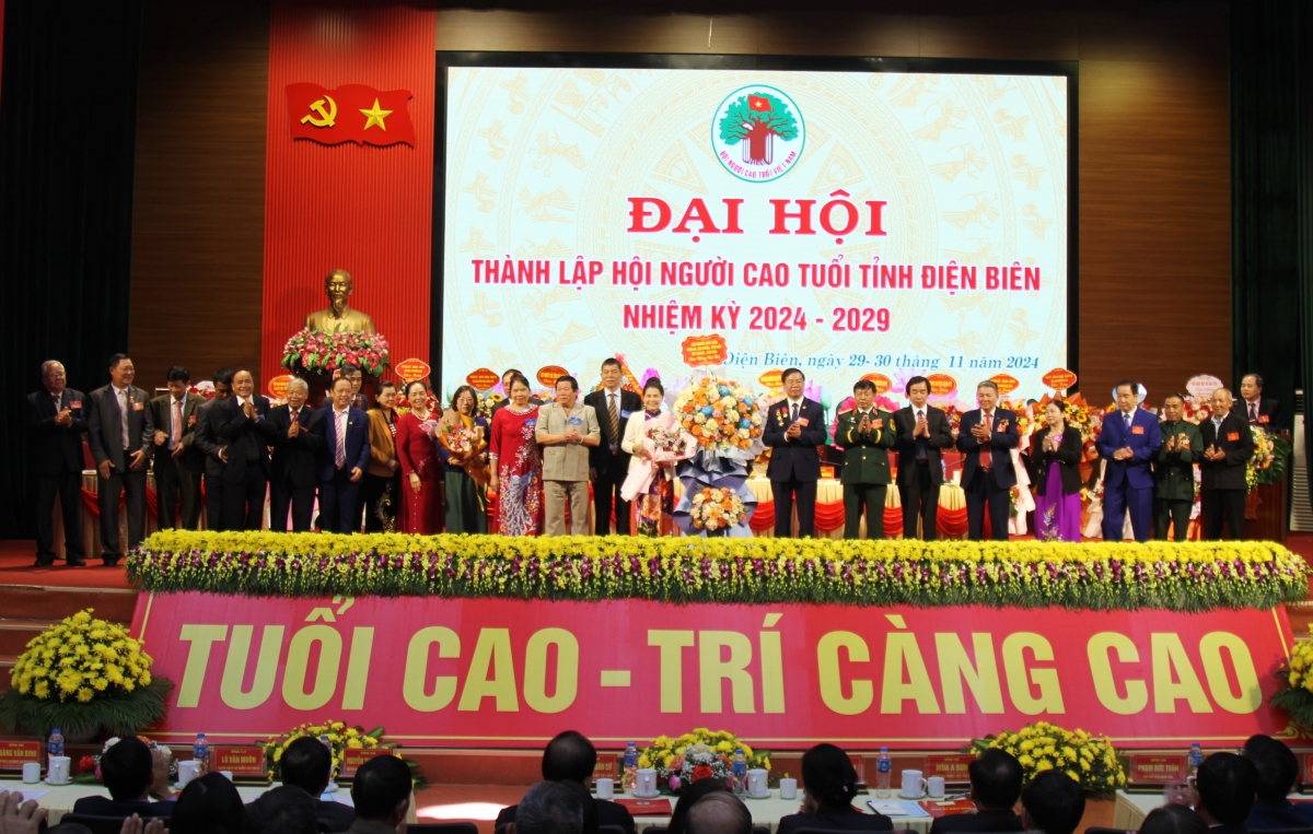 Hội NCT các tỉnh Cụm thi đua số I tặng hoa chúc mừng Ban Chấp hành Hội NCT tỉnh Điện Biên