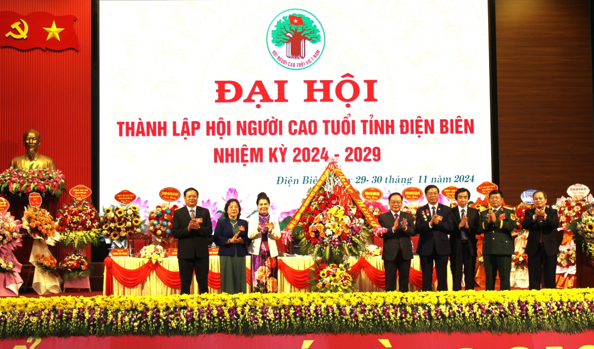 Lãnh đạo tỉnh Điện Biên tặng hoa chúc mừng Đại hội