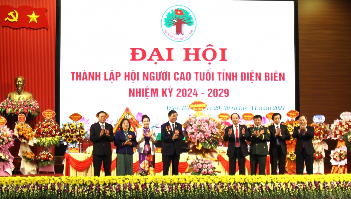 Phó Chủ tịch Trương Xuân Cừ tặng hoa chúc mừng Đại hội