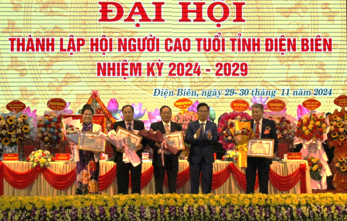 Trao Bằng khen của Chủ tịch UBND tỉnh cho các tập thể, cá nhân xuất sắc