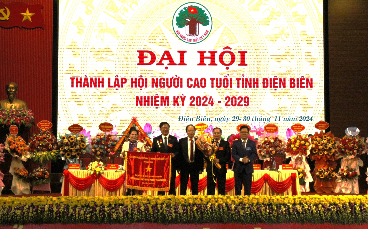 Trao Cờ thi đua Chính phủ cho Hội NCT tỉnh Điện Biên