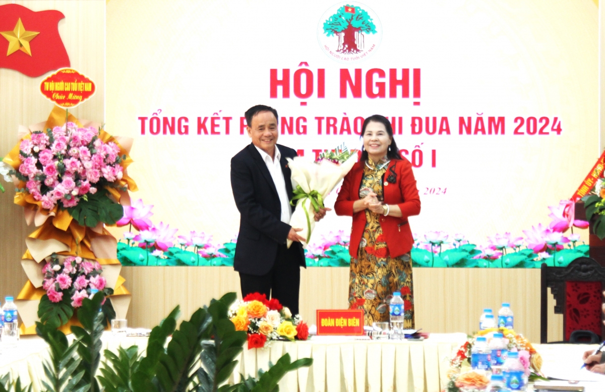 Bàn giao Cụm trưởng năm 2025 cho Hội NCT tỉnh Lai Châu