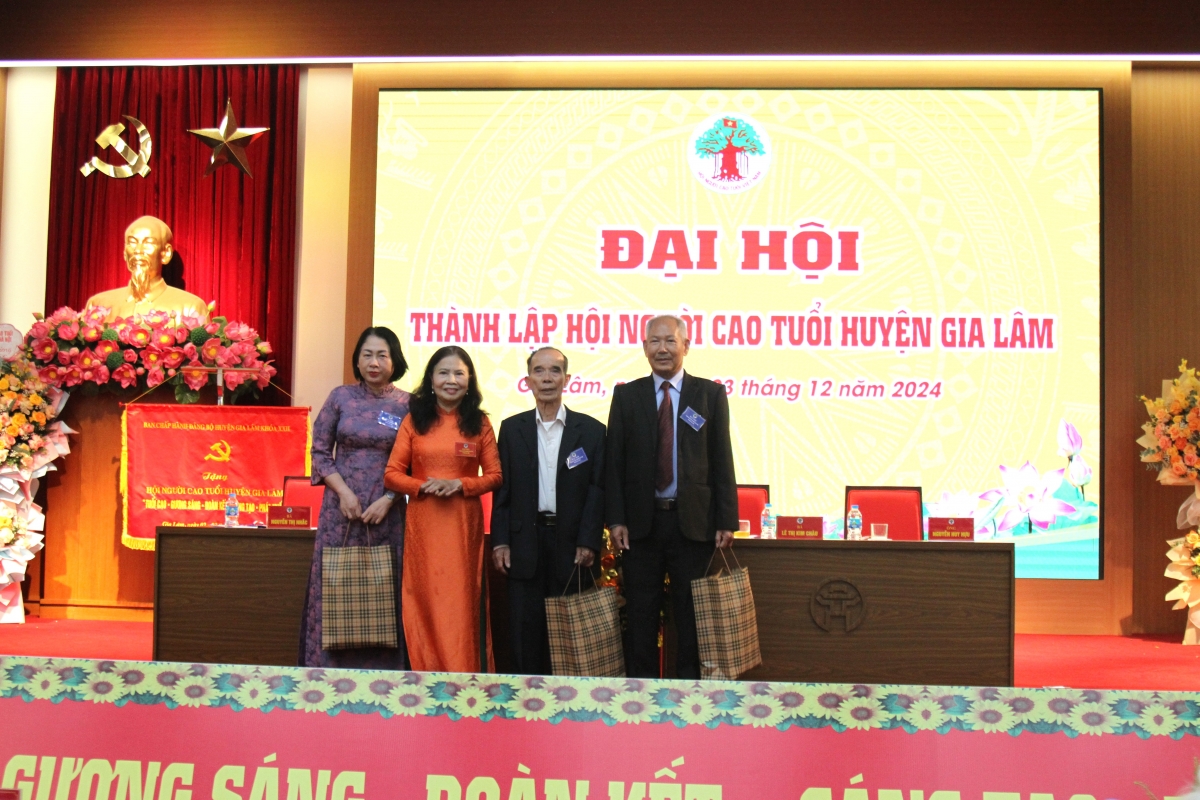 Tặng quà tri ân nguyên lãnh đạo Hội NCT huyện