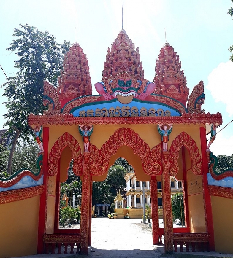 Các biểu tượng kiến trúc được đắp nổi trên cổng chùa Kỳ Son, huyện Tam Bình. (2)