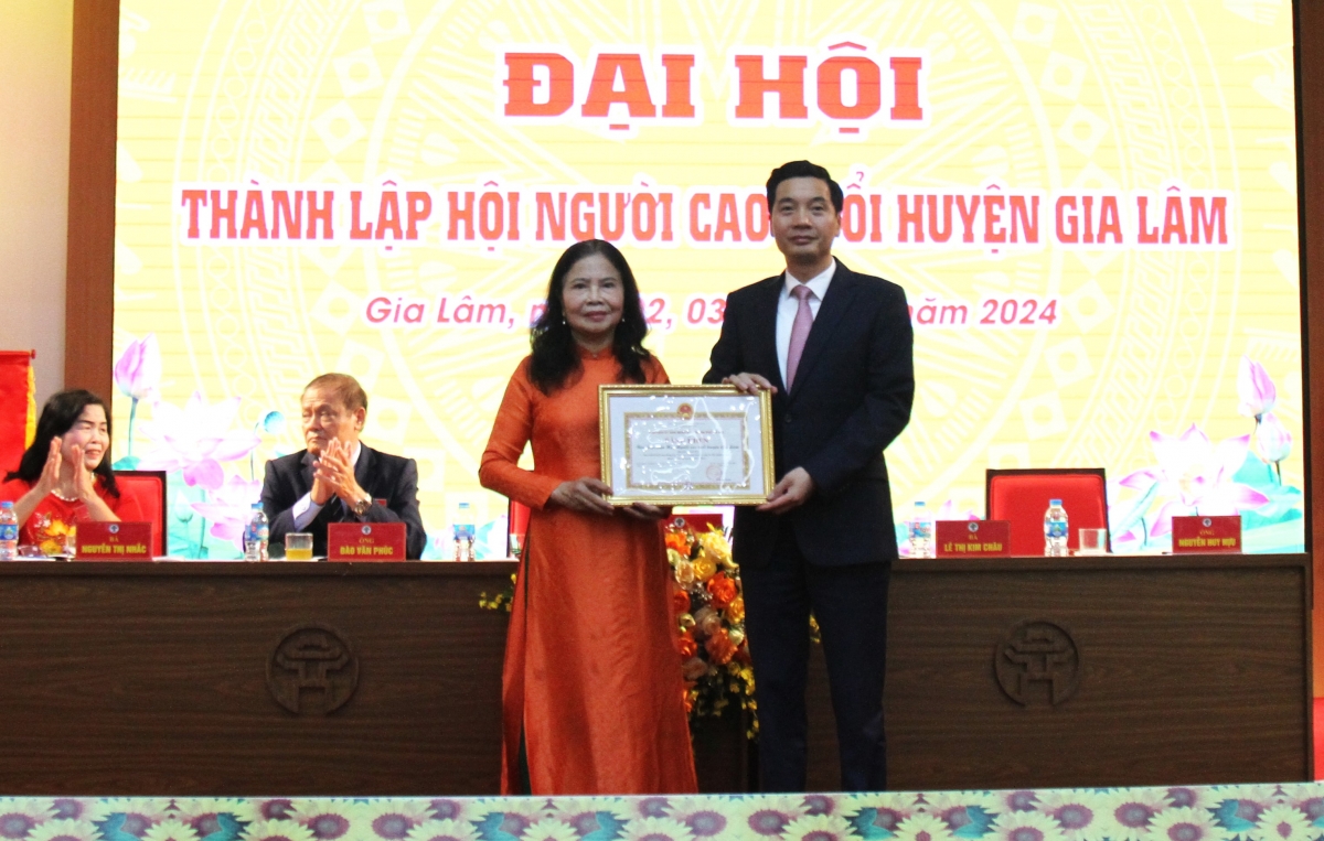 Trao Bằng khen của Chủ tịch UBND TP Hà Nội cho BĐD Hội NCT huyện Gia Lâm