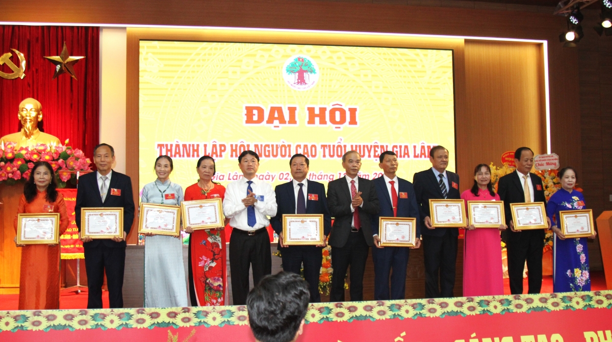 Trao Giấy khen của Chủ tịch UBND huyện Gia Lâm cho các tập thể xuất sắc