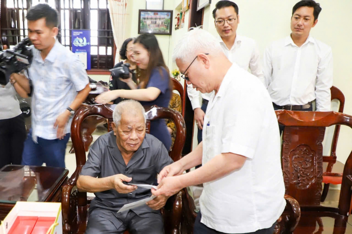 Thăm và tặng quà các tướng lĩnh, Anh hùng Lực lượng vũ trang, nguyên lãnh đạo Bộ Chỉ huy Quân sự tỉnh