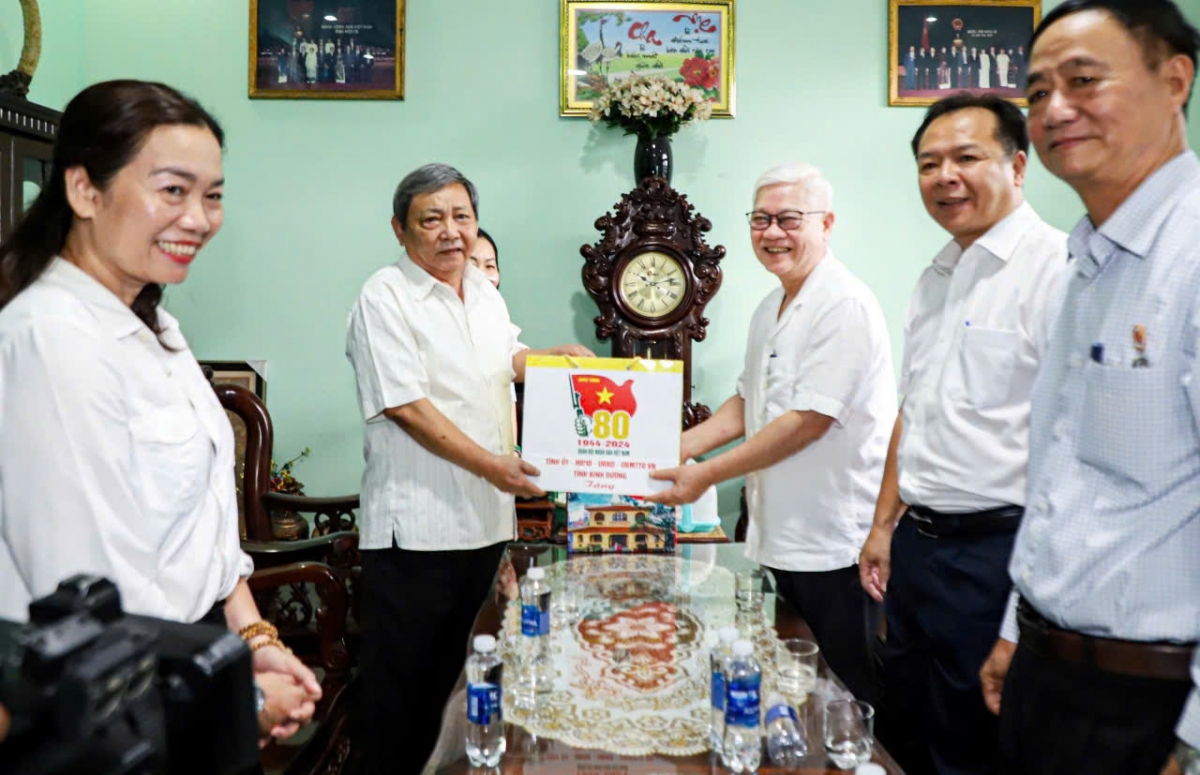 Bí thư Tỉnh ủy Nguyễn Văn Lợi và đoàn công tác tỉnh thăm hỏi, tặng quà Đại tá Trần Trung Nguyên